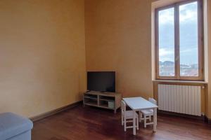 A television and/or entertainment centre at Vatican Luxury View