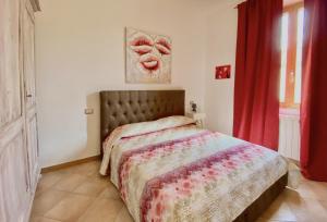 聖溫琴佐的住宿－Villa Verana，一间卧室配有床和红色窗帘