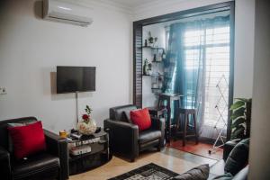 un soggiorno con 2 sedie e una TV di Stunning 2-Bed Apartment in Dar es Salaam a Dar es Salaam