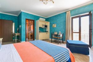 una camera da letto con un grande letto con pareti blu di B&B Hestasja Exclusive Rooms & Apartments a Nardò