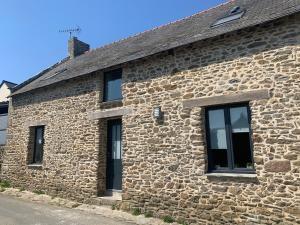 a stone building with windows on the side of it at Le Ker Maclow in Saint Malo