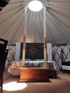 Una habitación con cama en una tienda en Yurt, romântico e luxuoso, natureza e cachoeiras, en Jacutinga