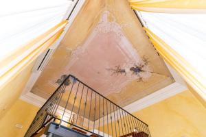 une pièce vide avec un escalier et un plafond dans l'établissement Locanda Il Maestrale, à Monterosso al Mare