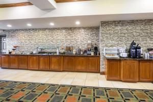 A restaurant or other place to eat at La Quinta by Wyndham Longview North