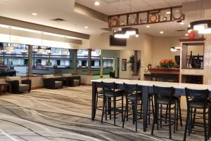 a large lobby with a bar with stools at Howard Johnson by Wyndham Lima in Lima