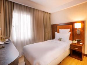 Postel nebo postele na pokoji v ubytování Mercure Istanbul Bakirkoy