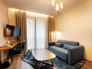 TV a/nebo společenská místnost v ubytování Mercure Istanbul Bakirkoy