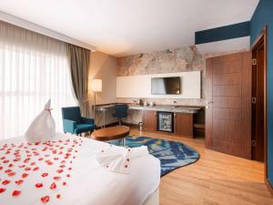 Postel nebo postele na pokoji v ubytování Mercure Istanbul Bakirkoy
