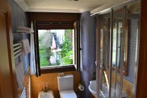 ノハにあるLa Casona del Carmenのバスルーム(トイレ、洗面台付)、窓が備わります。
