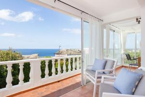 uma varanda com vista para o oceano em Villa Romani by Villa Plus em Arenal d'en Castell