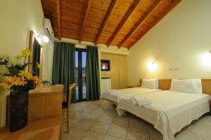 Postel nebo postele na pokoji v ubytování Kentrikon Hotel & Spa + 19 fotografií