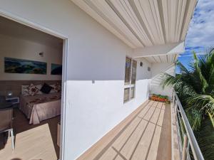 uma varanda com um quarto e uma cama num quarto em Hotel Santa Clara Doradal em Doradal