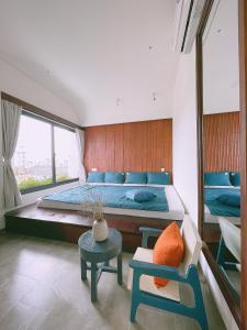 1 dormitorio con 1 cama grande y 1 mesa en NGÔ Homestay Phan Thiết en Ấp Bình Hưng