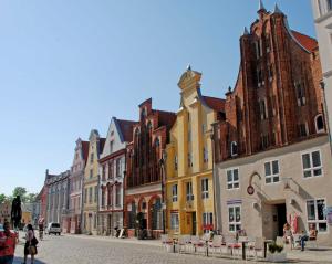 un grupo de edificios en una calle de la ciudad en DEB 041 Ferienwohnung am Kurpark A, en Altefähr