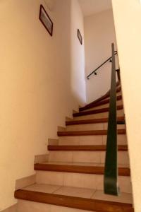 una escalera con una columna verde en un edificio en Gîte La Place en Fosse