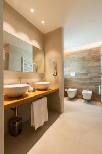 a bathroom with two sinks and two toilets at Relais Althea Azienda Agrituristica in Vittorio Veneto