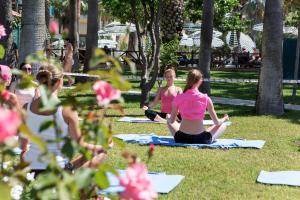 een groep vrouwen die in een park yoga doen bij Meryan Hotel - Ultra All Inclusive in Okurcalar