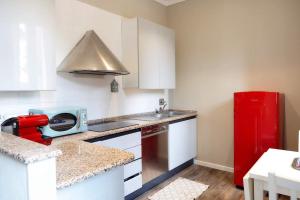 A kitchen or kitchenette at Meuble' 21 di Anna