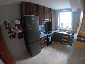 una cucina con frigorifero e lavandino di Apartament Magdaleentje a Danzica