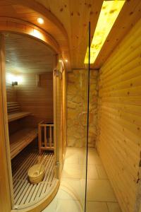 una sauna con aseo en un edificio de madera en Kentrikon Hotel & Spa, en Loutra Edipsou