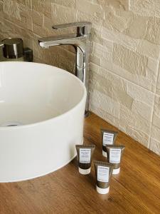 un lavabo con cuatro velas delante en Banus Rooms, en Cagliari