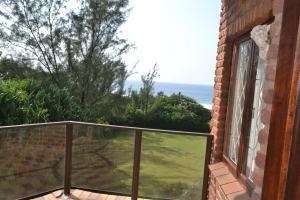 balcón con vistas al océano en See Uitsig 12, en Uvongo Beach