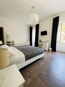1 dormitorio con 1 cama y TV en Banus Rooms en Cagliari