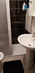 bagno con doccia, lavandino e doccia di Casa Leida a Bordighera