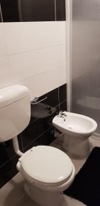 bagno con servizi igienici bianchi e lavandino di Casa Leida a Bordighera