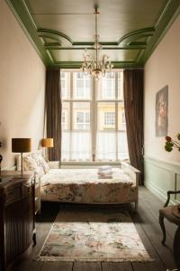 a bedroom with a bed and a large window at De Carper in Middelburg