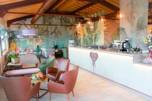 شقة سان سيفينو الفندقية بخدمة ذاتية في مانربا ديل جاردا: مطعم فيه بار فيه كراسي وطاولات