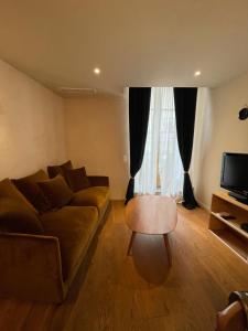 ein Wohnzimmer mit einem Sofa und einem Couchtisch in der Unterkunft CASA CHJUCA au cœur de la Citadelle in Bastia