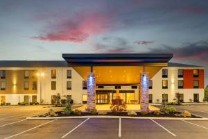TroyにあるHoliday Inn Express & Suites Troy, an IHG Hotelのホテルの正面に駐車場があります。