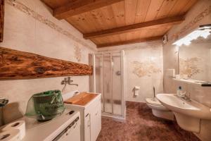 Koupelna v ubytování Mandarda stile rustico 6/8 letti