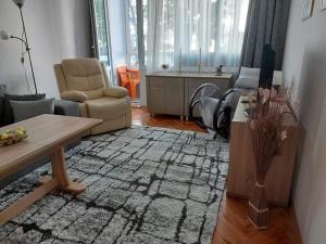 uma sala de estar com um sofá e uma mesa em Sweet Home em Burgas