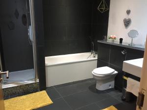Ett badrum på Stunning Glasgow City Centre Apartment