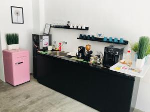 una cucina con lavandino e frigorifero rosa di Love Vacation Pourquoi pas a Città di Hualien