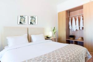 Cama ou camas em um quarto em Tharroe of Mykonos Boutique Hotel