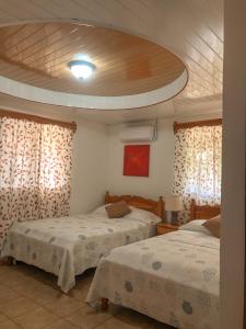 Postel nebo postele na pokoji v ubytování Hostal Familiar Rolo