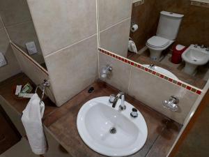 ein Bad mit einem Waschbecken und einem WC in der Unterkunft Pirca del Abuelo II in Purmamarca