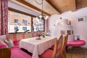 d'une salle à manger avec une table, des chaises et une fenêtre. dans l'établissement Hotel Garni Lavendel, à Lech am Arlberg