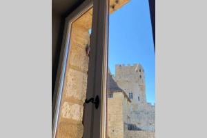 a window with a view of a castle at La Croquante face au château in Beynac-et-Cazenac