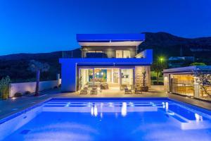 Bazén v ubytovaní Luxurius Villa Aria with heated 45sqm pool, jacuzzi and seaview alebo v jeho blízkosti