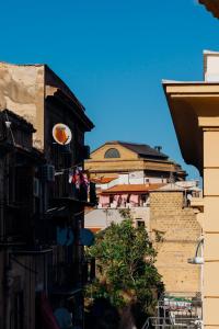 un groupe de bâtiments et d'escaliers dans une ville dans l'établissement Maison del Capo, à Palerme