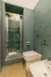 La salle de bains est pourvue de toilettes et d'un lavabo. dans l'établissement Maison del Capo, à Palerme