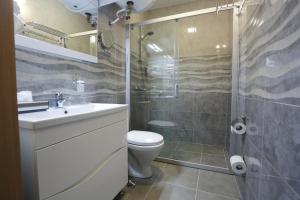 Koupelna v ubytování Hotel Jonapolis + 37 fotografií