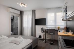 Televízia a/alebo spoločenská miestnosť v ubytovaní Luxury Studios & Room Five