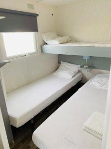 מיטה או מיטות בחדר ב-Mobil-home 4 personnes 400m de la mer
