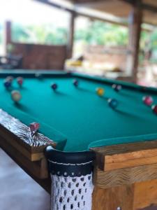 une table de billard vert à l'arrière dans l'établissement Paraíso Capitólio "A Pousada da Dona Perpetua", à Capitólio