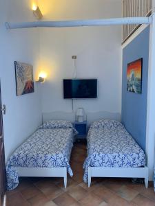 Posteľ alebo postele v izbe v ubytovaní Apartment with terraces and private Jacuzzi - San Vito 400m from beach